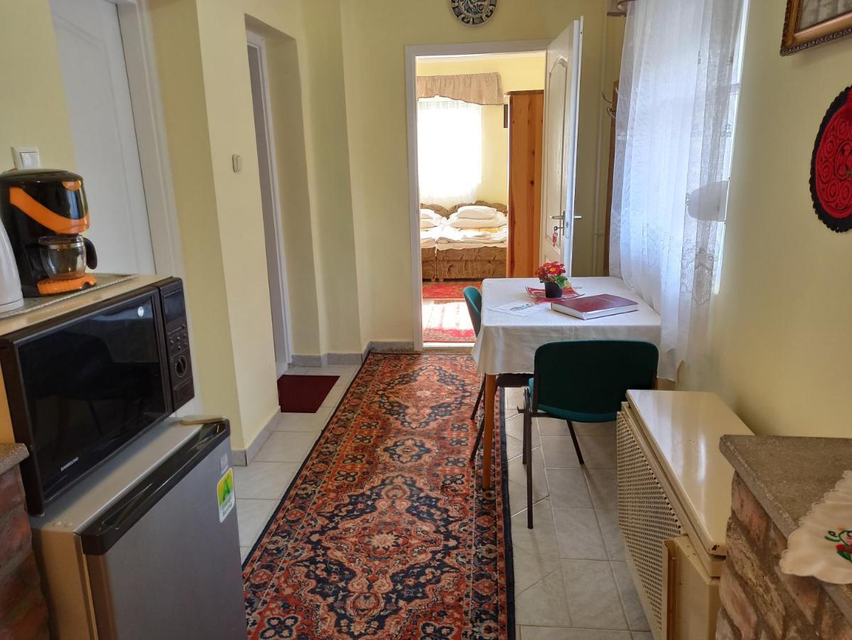 Opusztaszeri Mozes Vendeghaz Hotell Eksteriør bilde