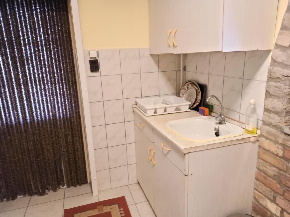 Opusztaszeri Mozes Vendeghaz Hotell Eksteriør bilde