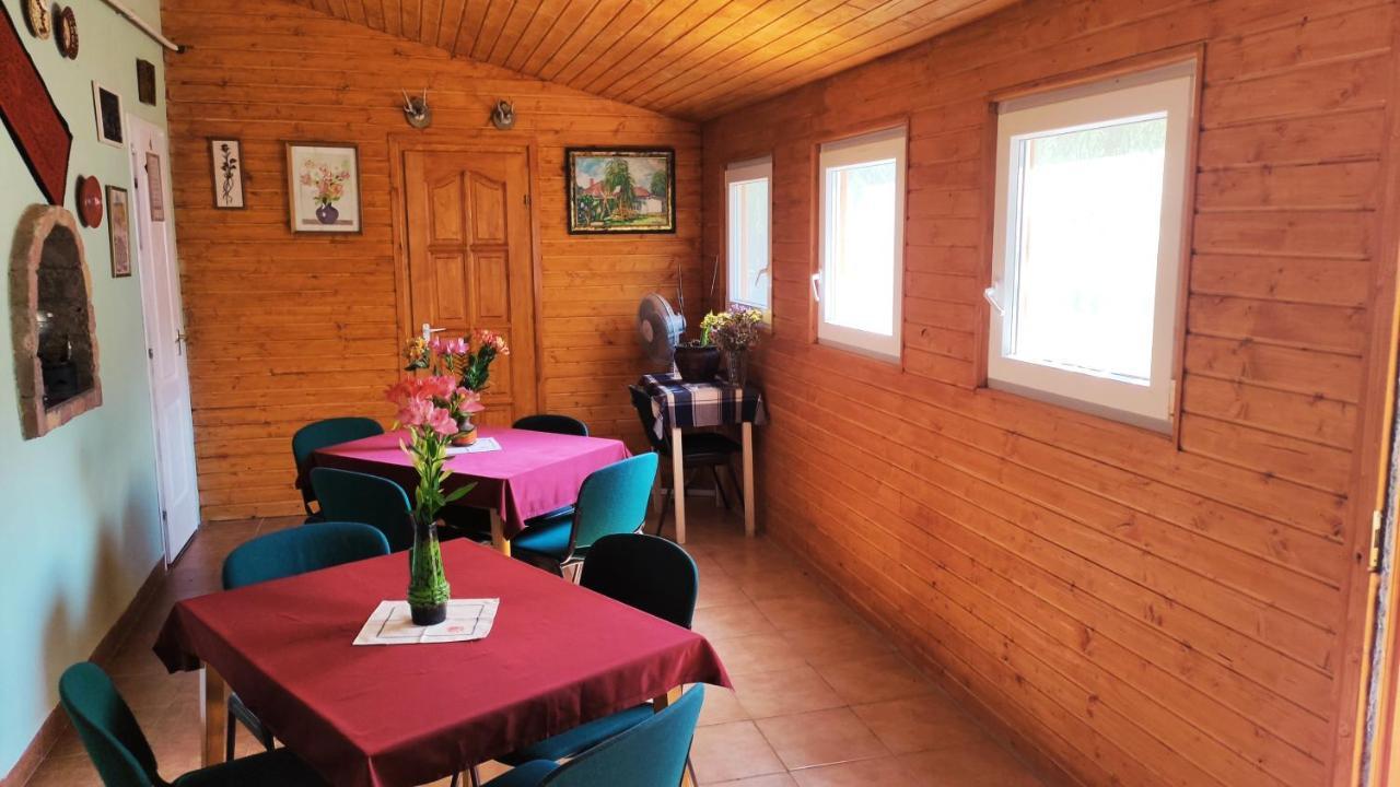 Opusztaszeri Mozes Vendeghaz Hotell Eksteriør bilde
