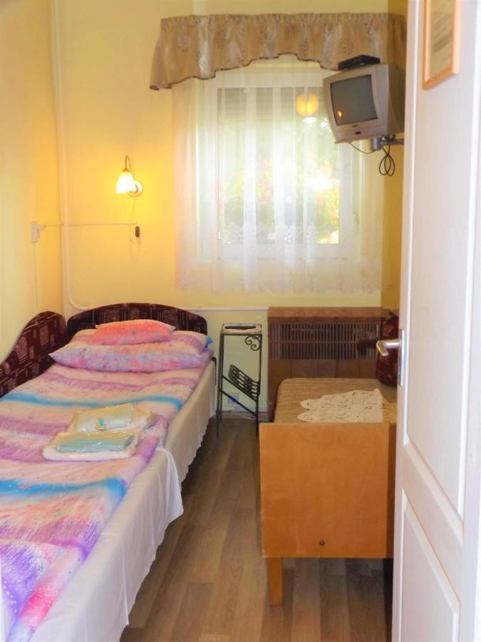 Opusztaszeri Mozes Vendeghaz Hotell Eksteriør bilde